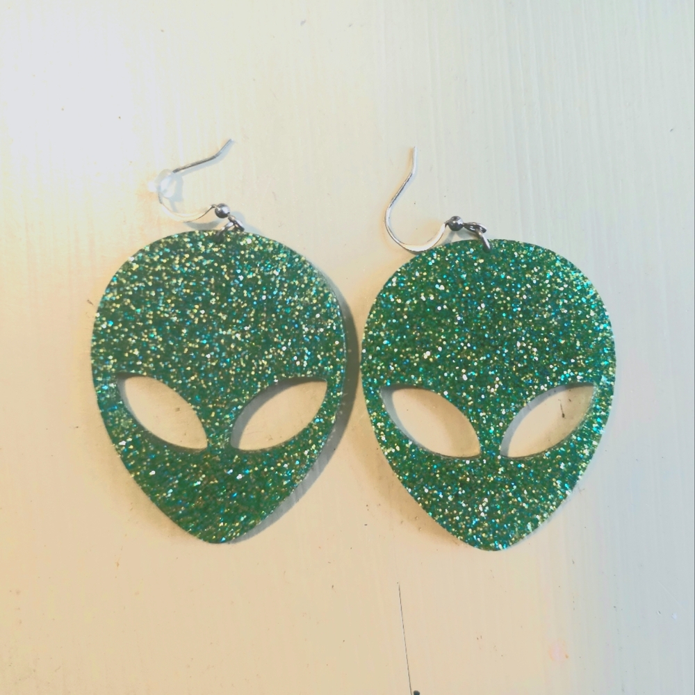 Sparkly 👽 earrings!